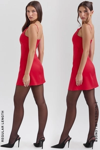 Détail d'une robe courte rouge montrant la longueur régulière et l'option allongée de 5 cm