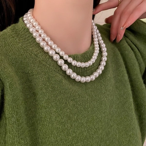 Vue détaillée d'un collier de perles double épaisseur montrant l'éclat élégant