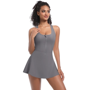 Détails de la robe de tennis grise avec fermeture éclair centrale et coupe ajustée