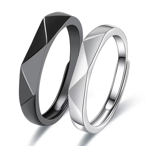 Anelli di coppia geometrici minimalisti neri e argento con design aperto regolabile