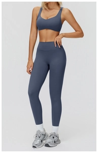 Vue détaillée du legging taille haute à dos en V et du soutien-gorge de sport assorti