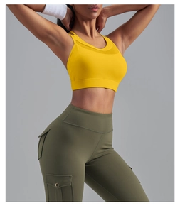 Détail d'un soutien-gorge de sport et d'un legging cargo avec poches latérales colorées