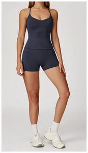 Dettaglio del set da yoga blu grigio scuro con tasche laterali funzionali sui pantaloncini