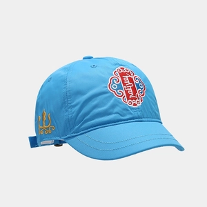 Dettaglio del cappello blu con ricamo etnico tradizionale e fibbia in metallo