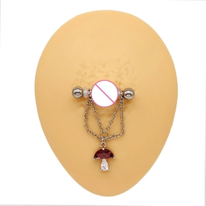 Detailansicht Brustwarzenpiercing mit Pilzanhänger, Silberkette und rotem Kristall