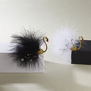 Elegante spilla a cigno con piume bianche, perle e finiture dorate da donna fashion