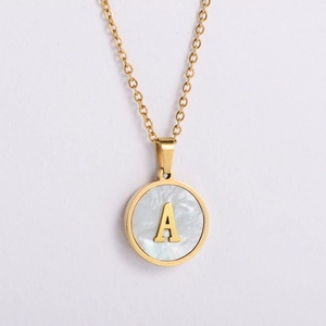 Detalle del collar de acero chapado en oro 18k con colgante de nácar y la letra A