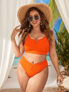Detailansicht des orangefarbenen gerippten High-Waist-Bikinis in Übergröße mit V-Ausschnitt