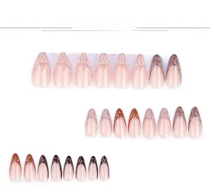 Vue détaillée de 24 faux ongles en amande avec marbre brun et design French manucure