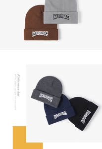 Détails de maille et broderie METERULE sur cinq coloris de bonnets thermiques