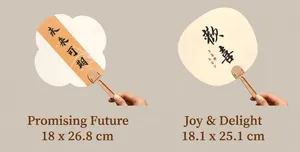 Dettaglio di ventagli cinesi tradizionali con calligrafia e motivi floreali eleganti