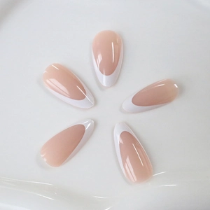 Elegante ovale französische künstliche Nägel mit nuder Basis und weißen Spitzen und Blumen