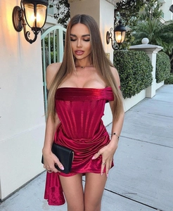 Détail de la mini robe en velours bordeaux avec corset et design élégant épaules nues