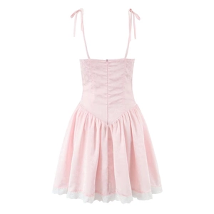 Robe courte en satin jacquard rose avec bretelles à nouer et dentelle fleurie au dos