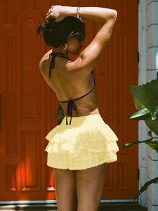 Détail de la mini-jupe jaune clair à volants avec broderie anglaise délicate