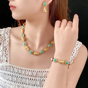 Parure de bijoux vintage dorée avec pierres turquoise, collier bracelet et boucles