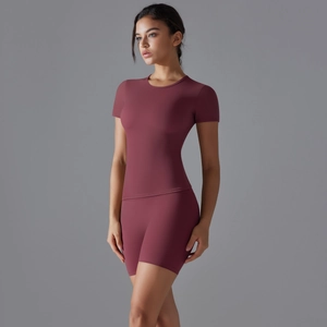 Détail de l'ensemble de yoga à séchage rapide en nylon avec haut et short de sport