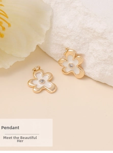 Détail de pendentifs fleurs dorées avec émail blanc et zircon pour bijoux DIY