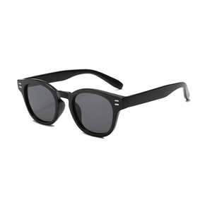 Klassische schwarze Rundrahmen-Sonnenbrille mit silbernen Akzenten und HD-Gläsern