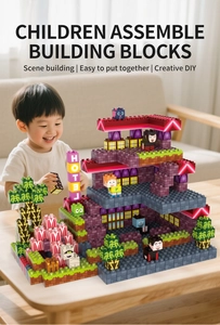Détail macro de l'ensemble de construction d'hôtel pour enfants avec figurines de monstres