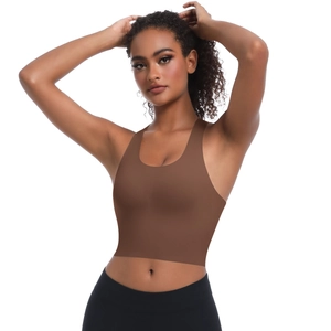 Vue détaillée du soutien-gorge de yoga marron sans couture avec design croisé au dos