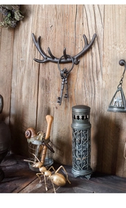 Nahaufnahme der Vintage-Geweih-Wandhaken aus Eisen mit rustikalem Finish und Schlüsseln