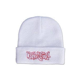 Dettaglio del ricamo graffiti BABYGIRL rosso su un berretto in maglia bianca invernale