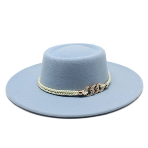 Himmelblauer Wollhut mit flacher Krone, weißem Flechtband und goldener Strass-Schnalle