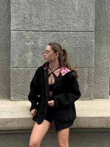 Sweat à capuche oversize noir zippé avec doublure imprimé lèvres rouges style urbain