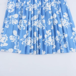 Elegantes blaues Plissee-Blumenkleid mit asymmetrischem Saum und weißem Blumendruck