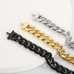 Détail de chaînes cubaines de 13 mm en noir, or et argent avec un éclat métallique