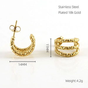 Détail de boucles d'oreilles triple couche en acier inoxydable plaqué or 18 carats 11x14mm