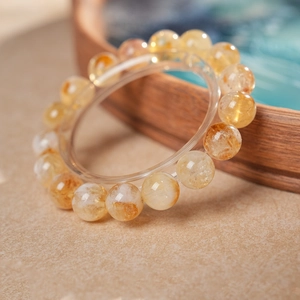 Bracelet élégant en perles de cristal jaune pour femme sur présentoir en bois