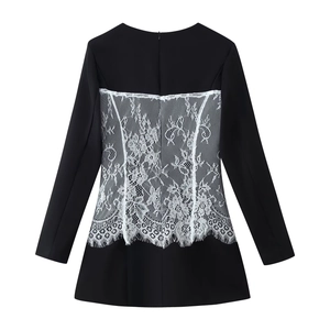Détail de la robe noire avec empiècement en dentelle florale blanche et fermeture éclair invisible