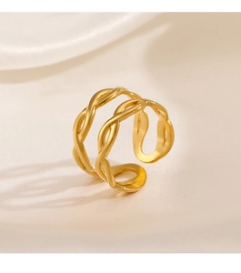 Vue macro d'une bague double couche croisée dorée avec détail de texture brossée