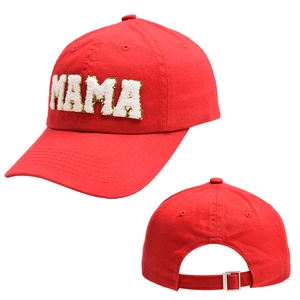 Détail de la casquette MAMA rouge avec broderie chenille et boucle en métal argenté