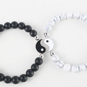 Tai Chi Yin Yang Paar-Armbänder mit schwarzen matten und weißen Kiefer-Perlen