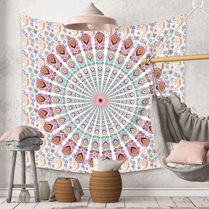 Détail de la tapisserie mandala bohème avec des motifs floraux symétriques