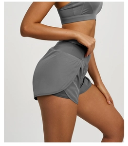 Détail du short de sport gris double couche avec fente latérale et poche pour le yoga