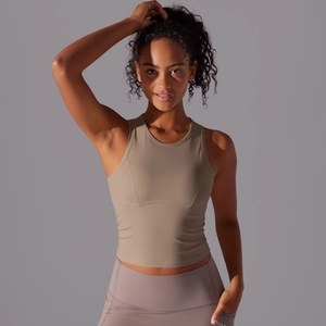 Détail du débardeur de sport marron clair cintré en tissu respirant pour le yoga