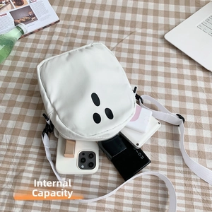 Vue détaillée du petit sac blanc minimaliste montrant la capacité pour smartphone
