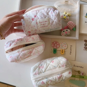 Lot de trois trousses à maquillage matelassées en coton avec motifs floraux roses et zip