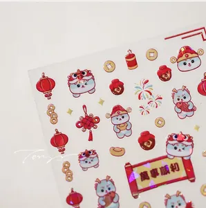 Detail van 3D nagelstickers met gouden draak, leeuwendans en koi-karper motieven voor nagels