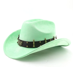 Dettaglio cappello cowboy scamosciato verde menta con emblema aquila e borchie
