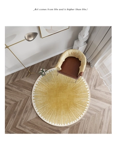 Vue de dessus d'un tapis rond avec motif soleil doré sur un parquet moderne et épuré