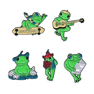 Lot de cinq broches en émail grenouille cartoon faisant du skate, de la guitare et lisant