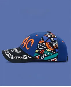 Détail du logo brodé latéral et des motifs géométriques sur une casquette bicolore
