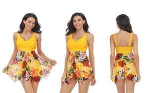 Dettagli del costume giallo con scollo a V incrociato e gonna in rete a fiori tropicali