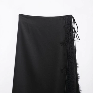 Elegante gonna midi in raso nero con bordo in pizzo e dettaglio con lacci laterali