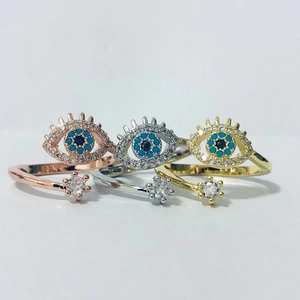 Vista detallada de anillos ajustables de ojo turco en acabados oro rosa, plata y oro